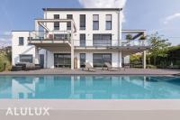 Villa mit Pool und Alulux Raffstore