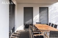 Alulux Raffstore auf Terrasse mit Esstisch