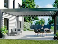 Terrassenüberdachung mit Lamellendach am Haus