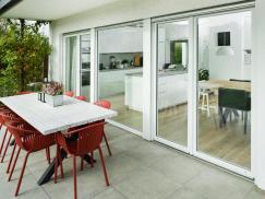 Terrasse mit hochwertigen Fenstern von PaX