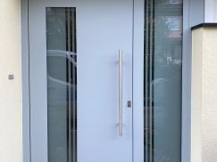 Nachher - Moderne Aluminium-Haustür weiss mit Seitenteil