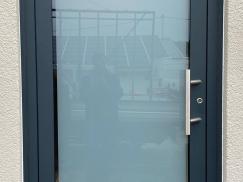 Nachher - moderne Glas-Haustür mit Aluminium-Rahmen