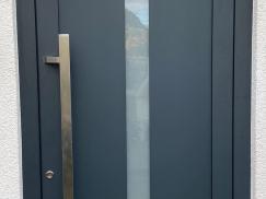 Nachher - moderne Aluminium-Haustür mit breitem Stangengriff
