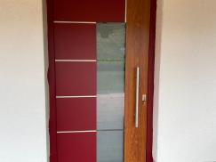 Moderne Aluminium-Haustür in rot mit Holzfolierung