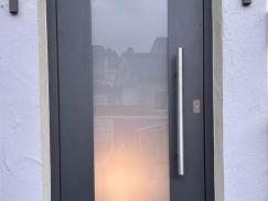 Moderne Aluminium Haustür anthrazit mit großem Glasausschnitt
