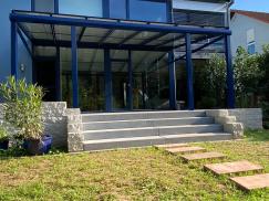Terrassenüberdachung mit blauer Aluminium-Konstruktion