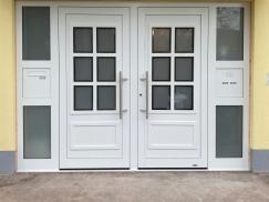 Nachher - Neue Doppel-Haustür weiss aus Aluminium mit Seitenteil und Briefkastenanlage
