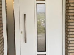 Nachher - Weisse Aluminium Haustür mit schmalem Seitenteil