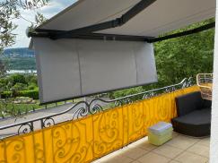 Gelenkarm-Markise mit Senkrechttuch für Balkon