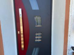 Nachher- Moderne Aluminium Haustür in rot und anthrazit mit geschwungenen Lichtausschnitten