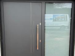 Anthrazitfarbene Aluminium-Haustür mit großem Seitenteil
