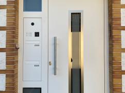 Nachher - Moderne Aluminium-Haustür mit Seitenteil und Briefkastenanlage
