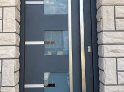 Nachher - Moderne Aluminium-Haustür anthrazit mit viereckigen Glasausschnitten