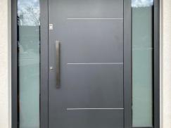 Nachher - Moderne Aluminium-Haustür anthrazit mit zwei Seitenteilen