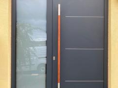 Nachher - Moderne Aluminium-Haustür anthrazit mit Holzgriff und Seitenteil