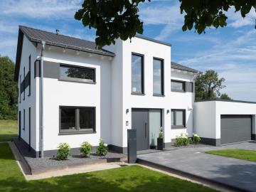 Fenster und Haustür für neu gebautes Einfamilienhaus mit Garage