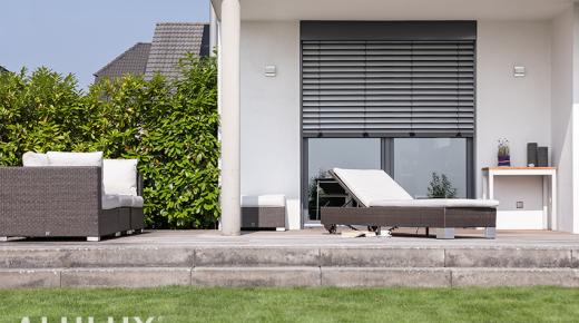 Terrasse mit Raffstore-Jalousie von Alulux