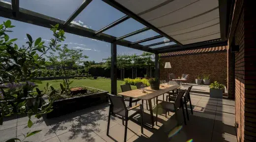 Flache Terrassenüberdachung im Sonnenschein