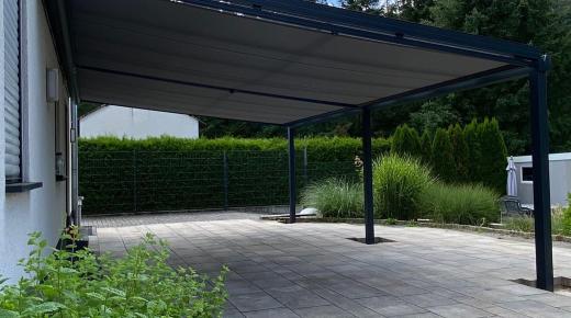 Terrassenüberdachung mit ausgefahrener Markise