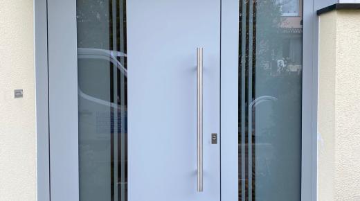 Nachher - Moderne Aluminium-Haustür weiss mit Seitenteil