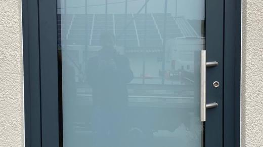 Nachher - moderne Glas-Haustür mit Aluminium-Rahmen