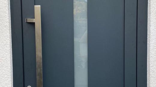 Nachher - moderne Aluminium-Haustür mit breitem Stangengriff