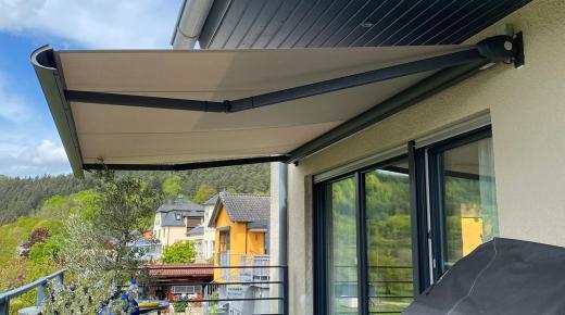 Gelenkarm-Markise auf großzügigem Balkon mit Grill