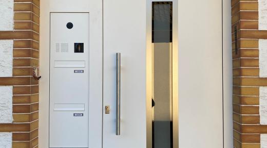 Nachher - Moderne Aluminium-Haustür mit Seitenteil und Briefkastenanlage