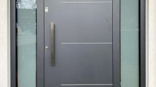 Nachher - Moderne Aluminium-Haustür anthrazit mit zwei Seitenteilen
