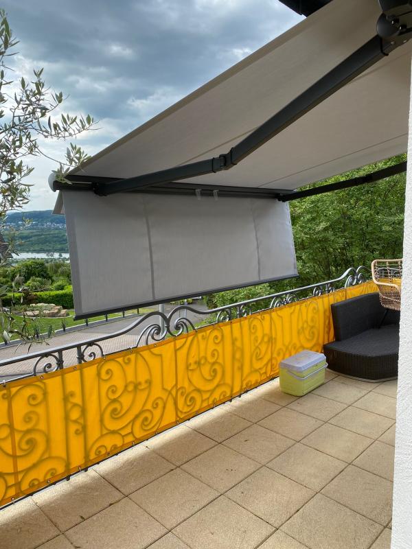 Gelenkarm-Markise mit Senkrechttuch für Balkon