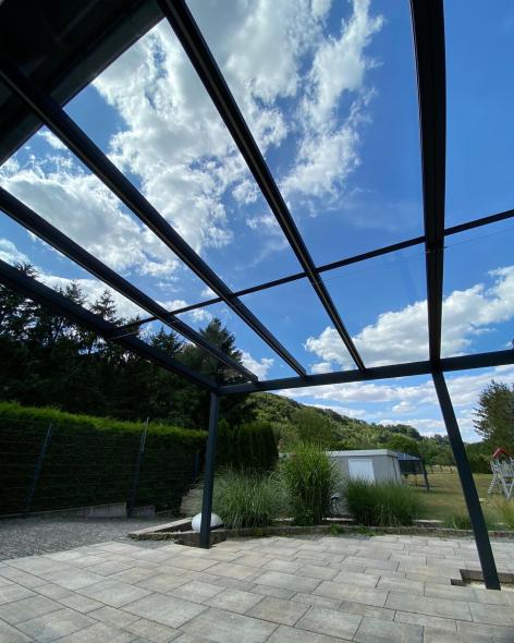 Terrassenüberdachung mit eingefahrener Markise