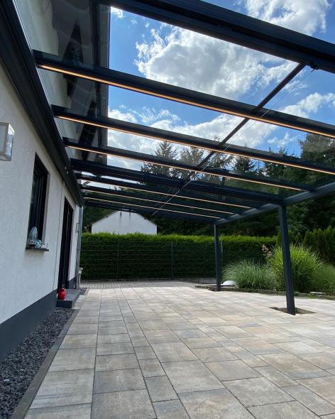 Terrassenüberdachung mit Markise und LED Beleuchtung