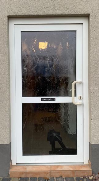 Vorher - günstige Kunststoff-Haustür aus den 1990er Jahren