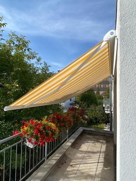 Gelenkarm-Markise auf schmalem Balkon