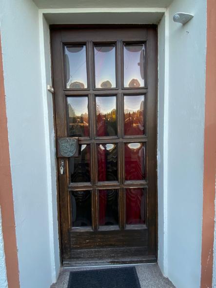 Vorher - Alte Holzhaustür mit ovalem Glas