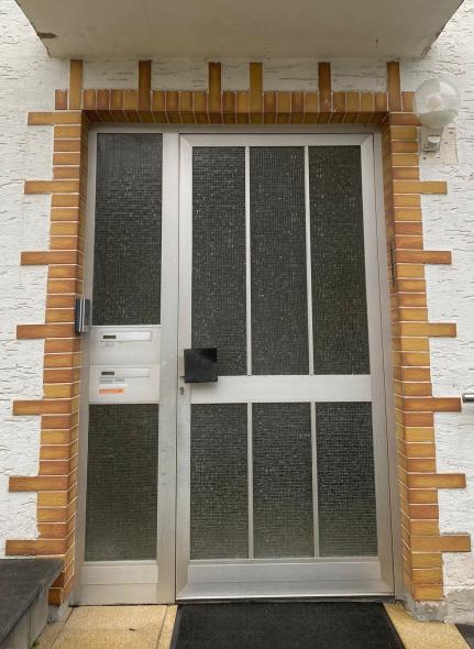 Vorher - alte Aluminium Haustür aus den 1970er Jahren