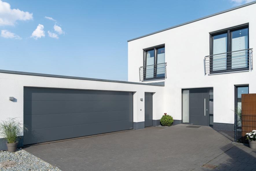 Graues Garagentor an Neubau