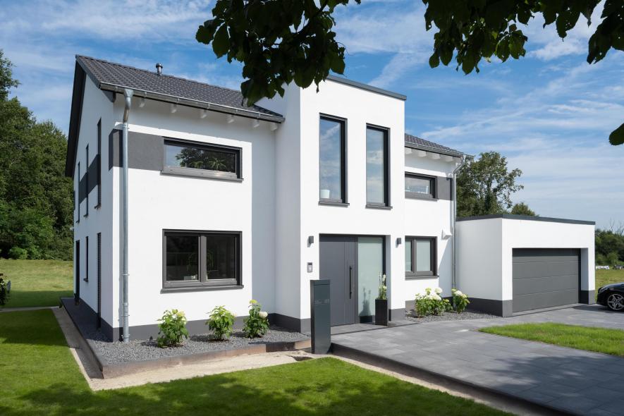 Fenster und Haustür an Neubau in Konz